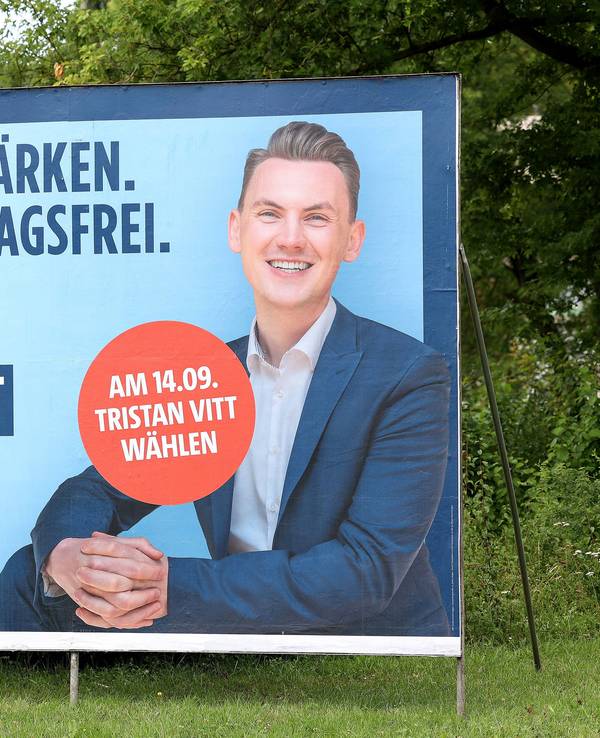 Ein Wahlplakat von Bürgermeisterkandidat Tristan Vitt von der SPD in Siegen