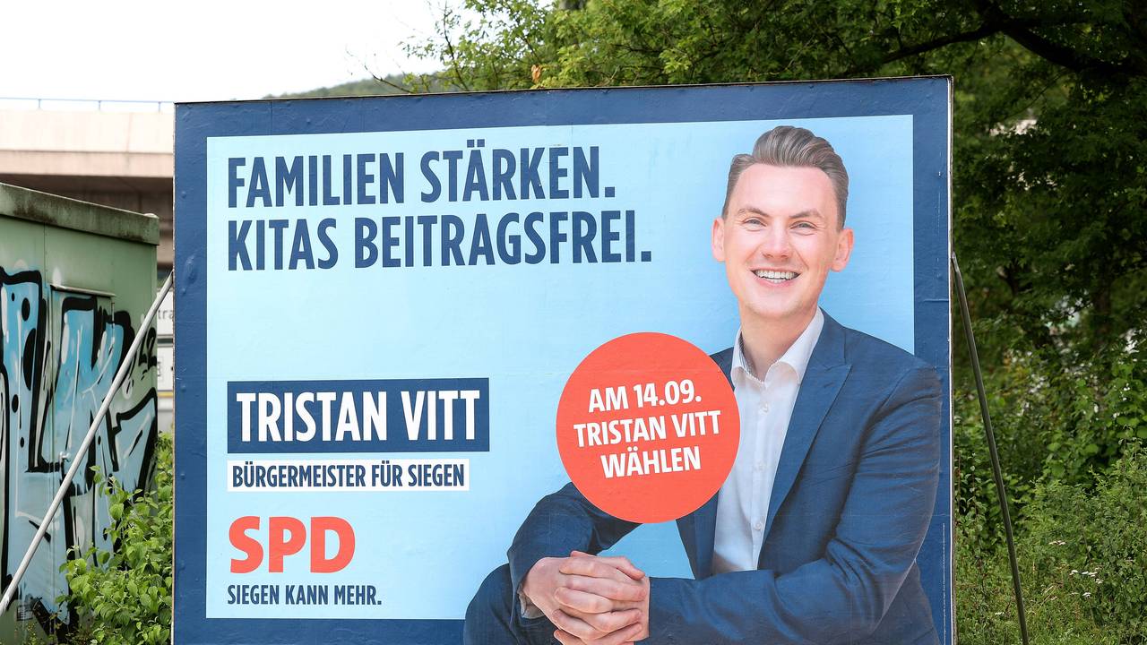 Ein Wahlplakat von Bürgermeisterkandidat Tristan Vitt von der SPD in Siegen