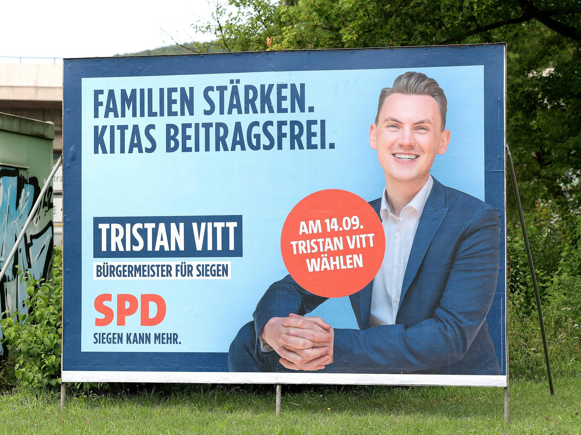 Ein Wahlplakat von Bürgermeisterkandidat Tristan Vitt von der SPD in Siegen