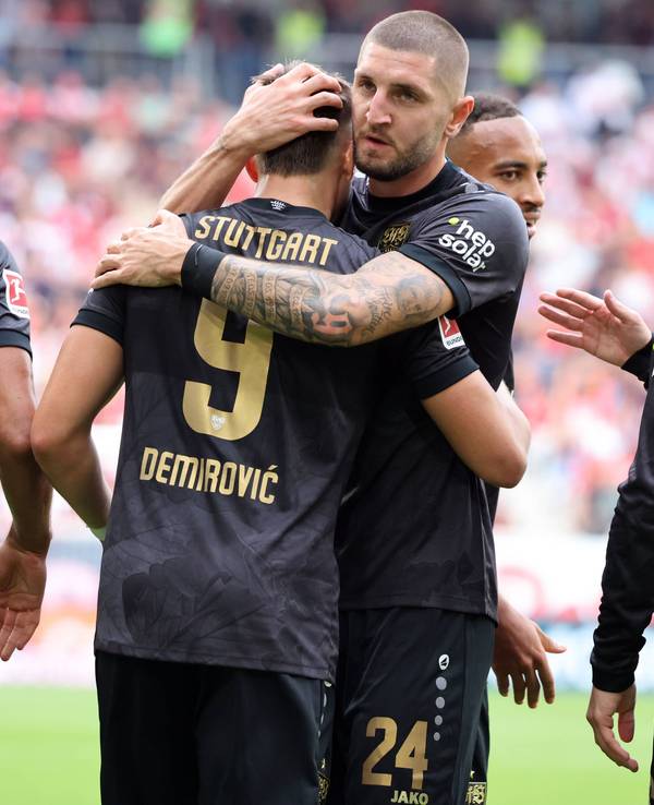 Jeff Chabot umarmt Ermedin Demirovic.