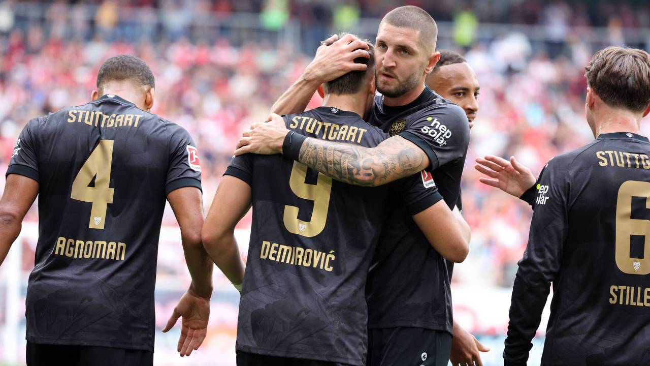 Jeff Chabot umarmt Ermedin Demirovic.