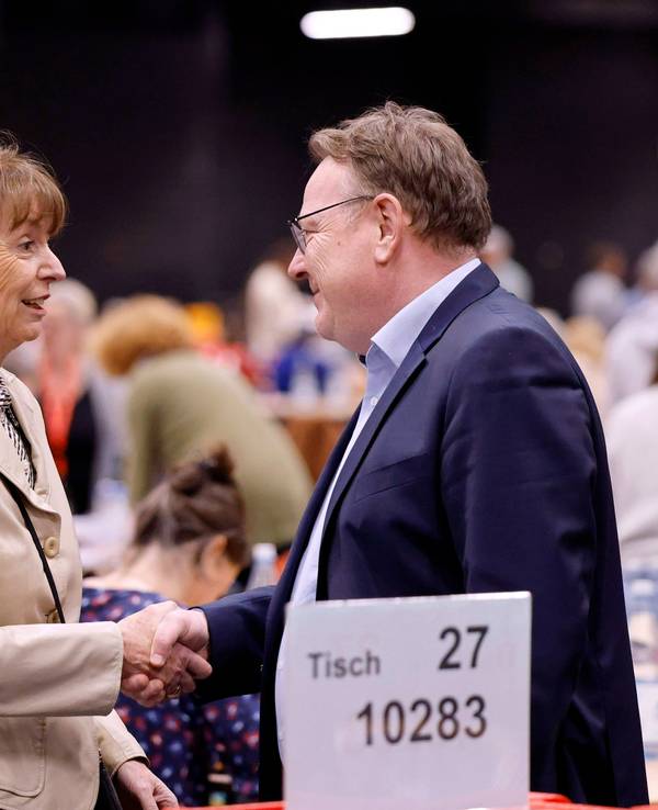 Henriette Reker und Torsten Burmester gegen sich die Hand.