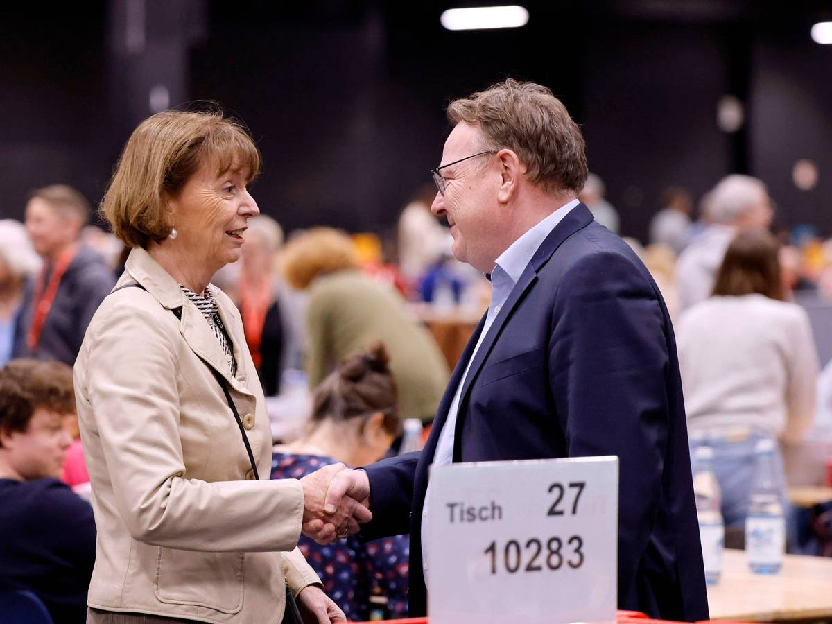 Henriette Reker und Torsten Burmester gegen sich die Hand.