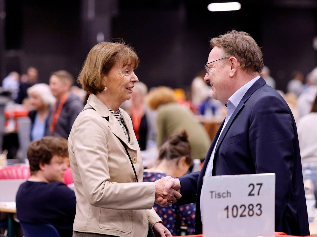 Henriette Reker und Torsten Burmester gegen sich die Hand.