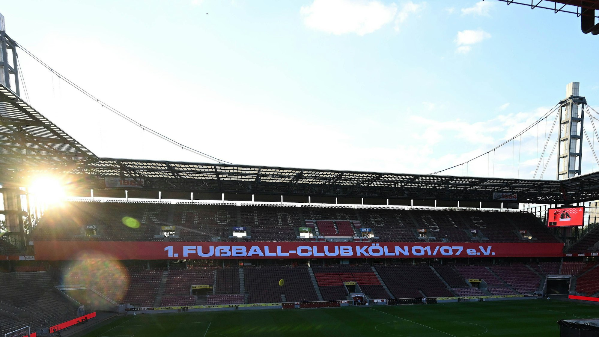 Für die Mitgliederversammlung am 27. September 2025 hatte der 1. FC Köln extra ein 100-Meter-Banner anfertigen lassen und über die komplette Westtribüne gespannt.