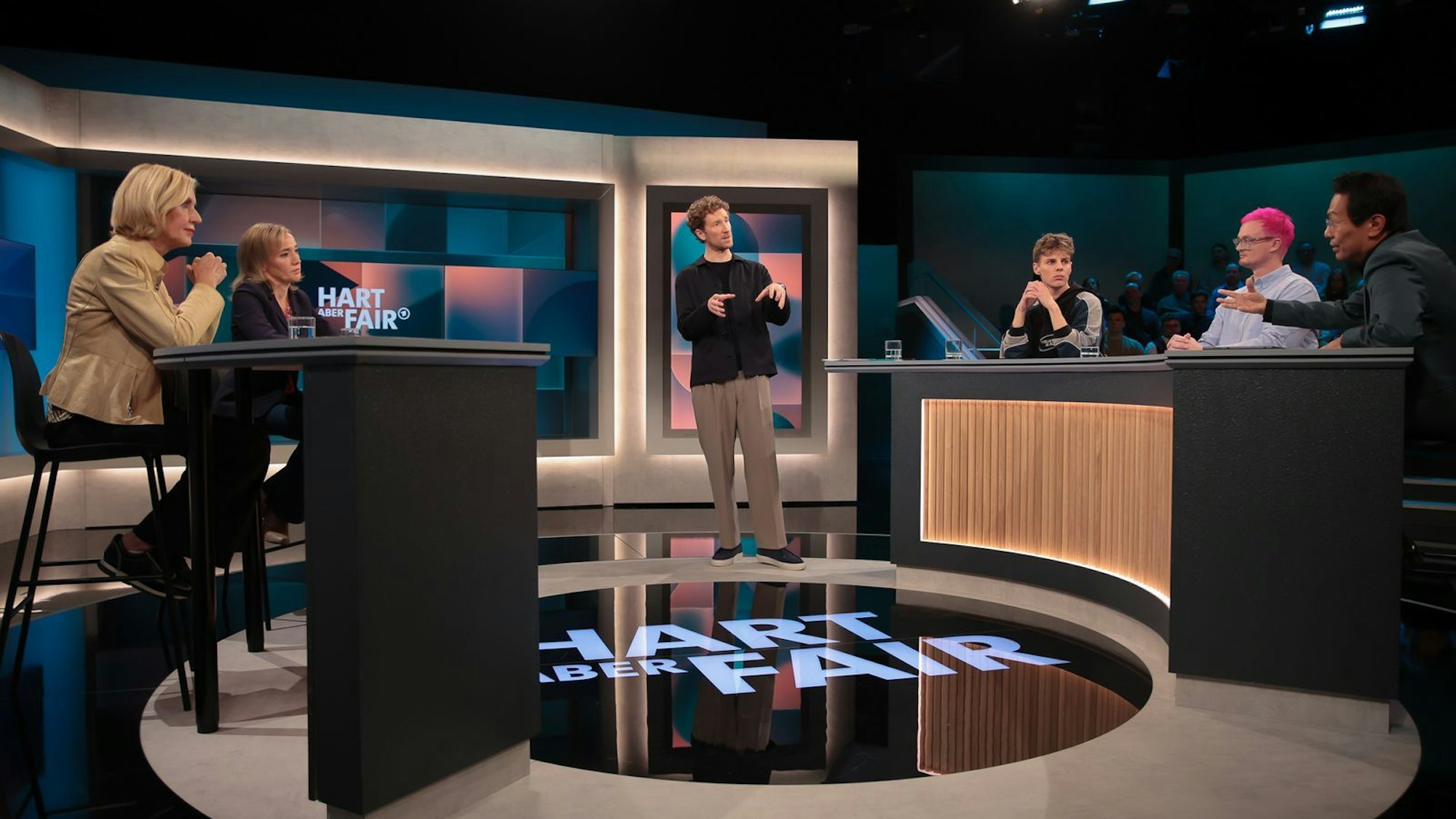 „Leg doch mal das Handy weg! Sind wir machtlos gegen Social Media?“, lautete das Thema der „Hart aber fair“-Ausgabe. (Bild: WDR/Dirk Borm)