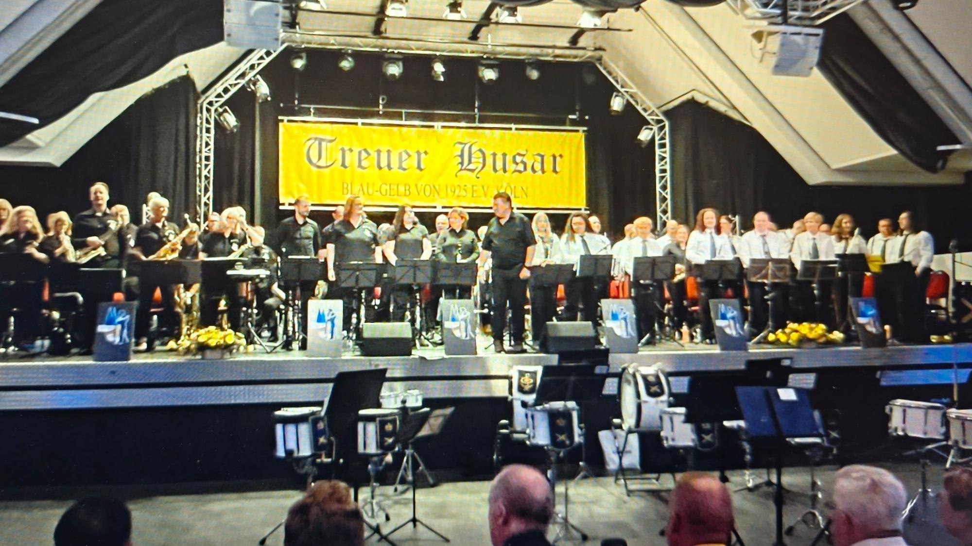 Musikzug Treuer Husar und die Gele Rijders zusammen auf der Bühne.