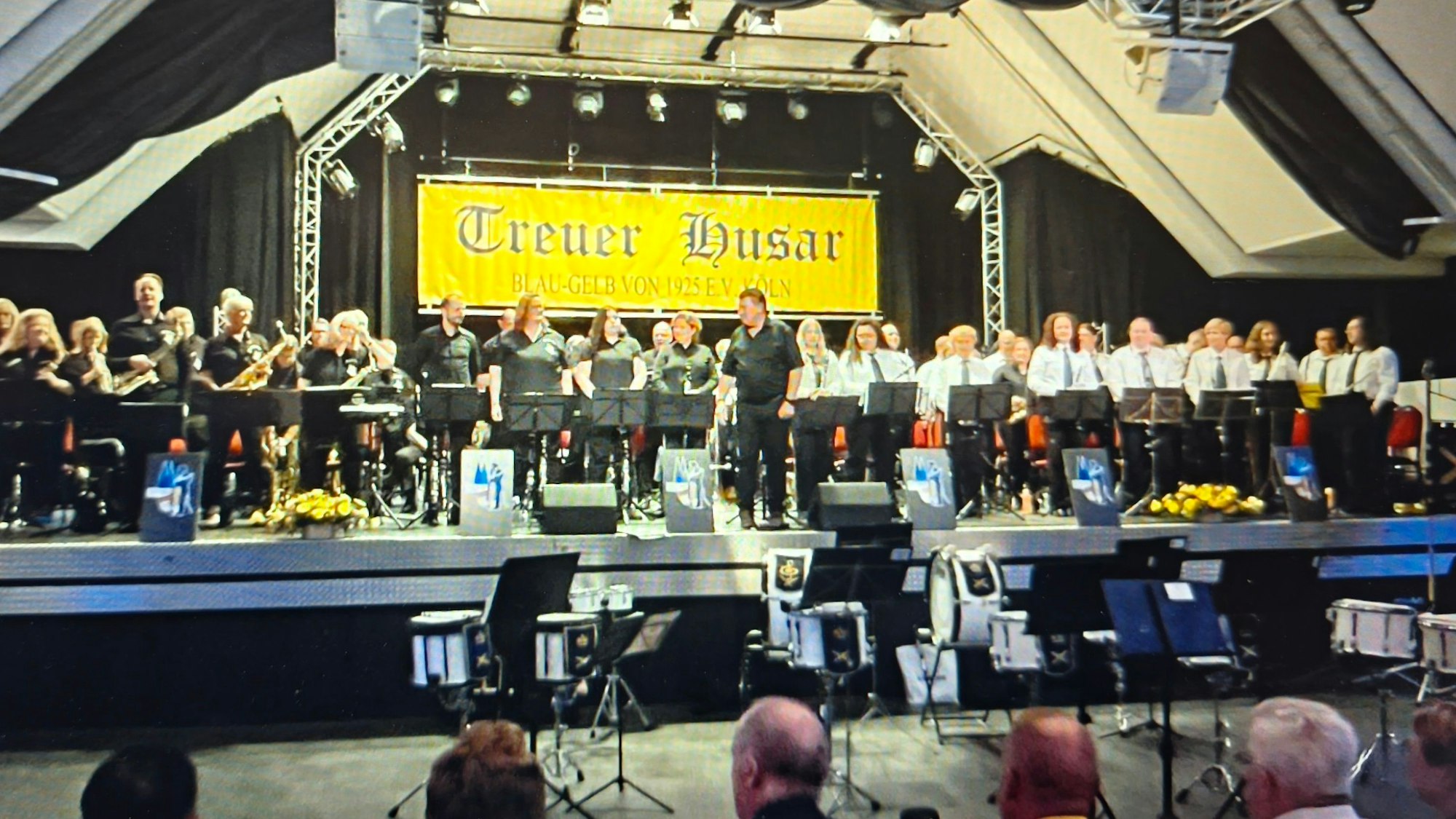 Musikzug Treuer Husar und die Gele Rijders zusammen auf der Bühne.