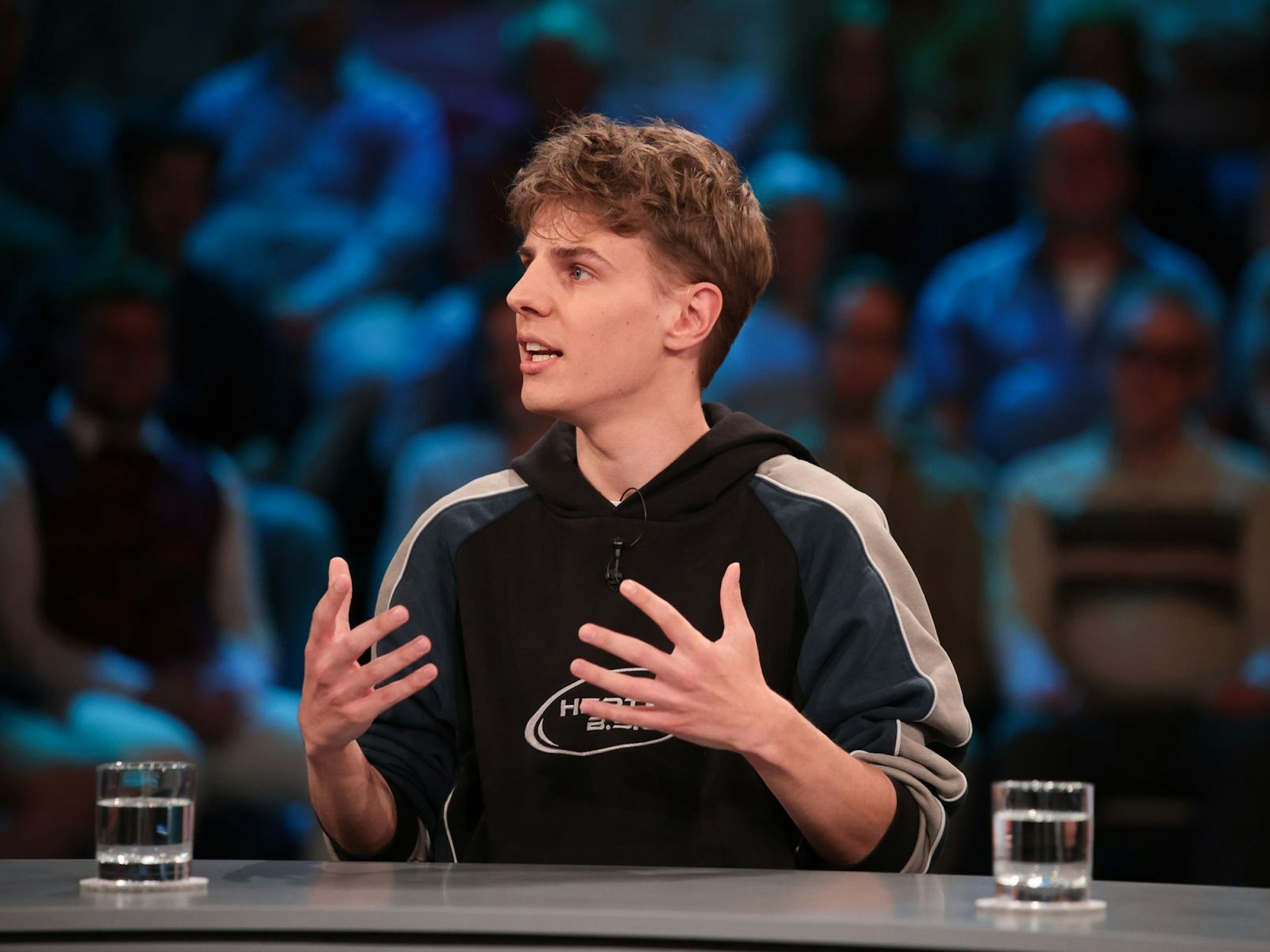 Podcaster Levi Penell forderte bei „Hart aber fair“ bewusst provokant ein „Social-Media-Verbot ab 60“. (Bild: WDR/Dirk Borm)