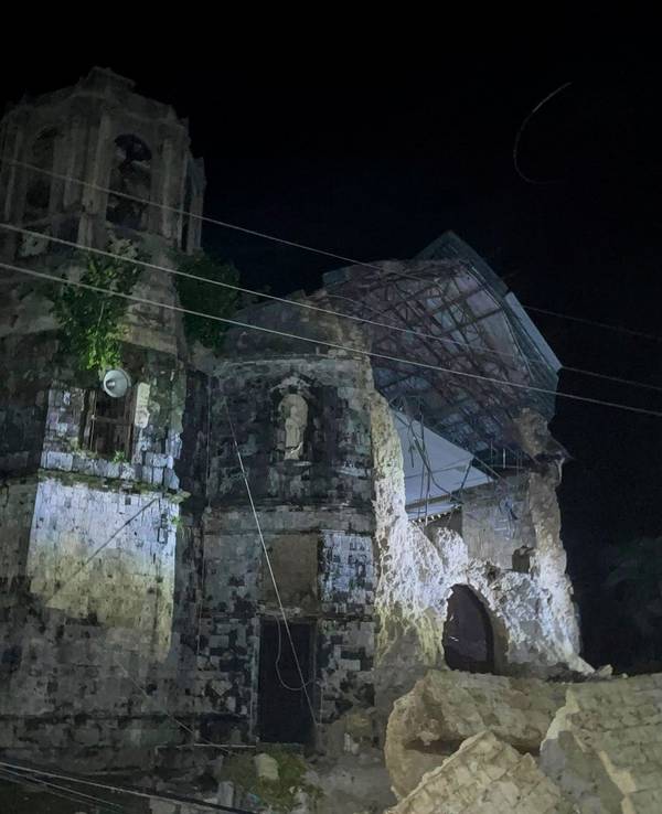 Das Foto zeigt eine durch das Erdbeben in der philippinischen Provinz Cebu beschädigte Kirche.
