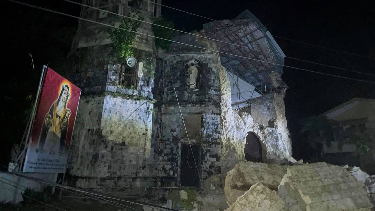 Das Foto zeigt eine durch das Erdbeben in der philippinischen Provinz Cebu beschädigte Kirche.
