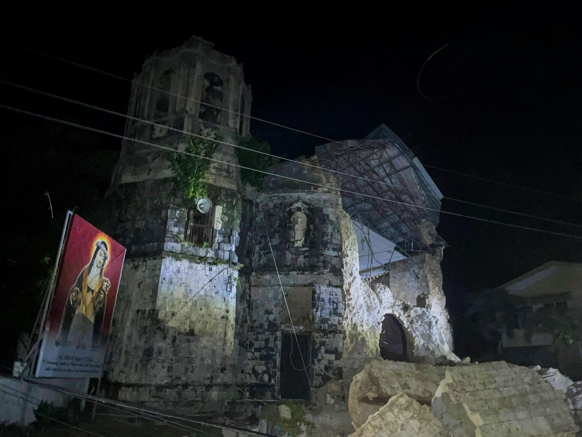 Das Foto zeigt eine durch das Erdbeben in der philippinischen Provinz Cebu beschädigte Kirche.