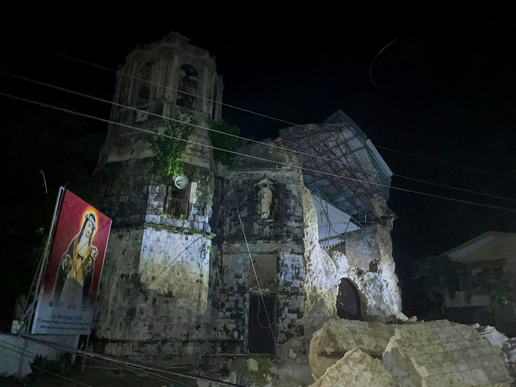 Das Foto zeigt eine durch das Erdbeben in der philippinischen Provinz Cebu beschädigte Kirche.