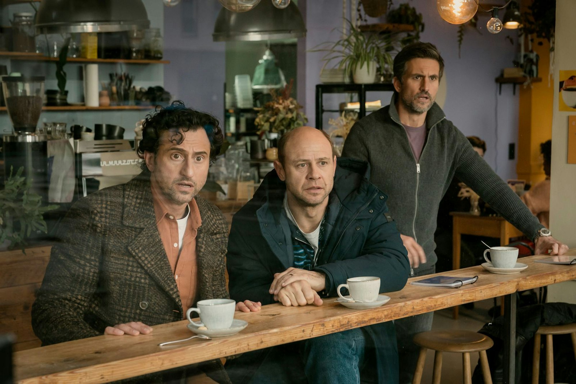Sehen sich im Alltag abgehängt, von links: Cem (Serkan Kaya), Andi (Moritz Führmann) und Ulf (Tom Beck). (Bild: Netflix / Stephan Rabold)