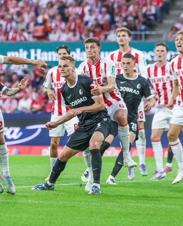 Maximilian Eggestein köpft bei einem Eckball. Kristoffer Lund versucht den Ball abzublocken.