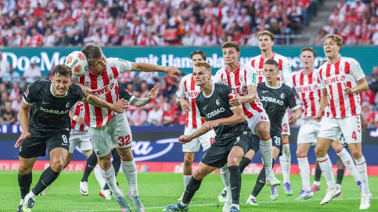 Maximilian Eggestein köpft bei einem Eckball. Kristoffer Lund versucht den Ball abzublocken.