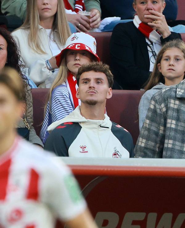 Marius Bülter verfolgt das Spiel gegen Stuttgart von der Tribüne.