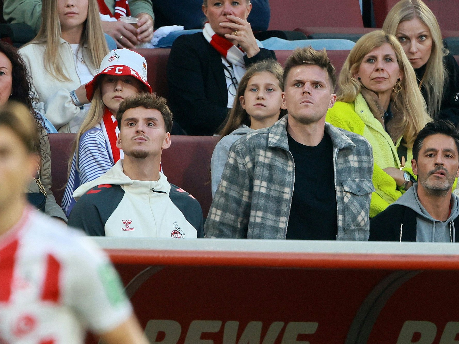 Marius Bülter verfolgt das Spiel gegen Stuttgart von der Tribüne.