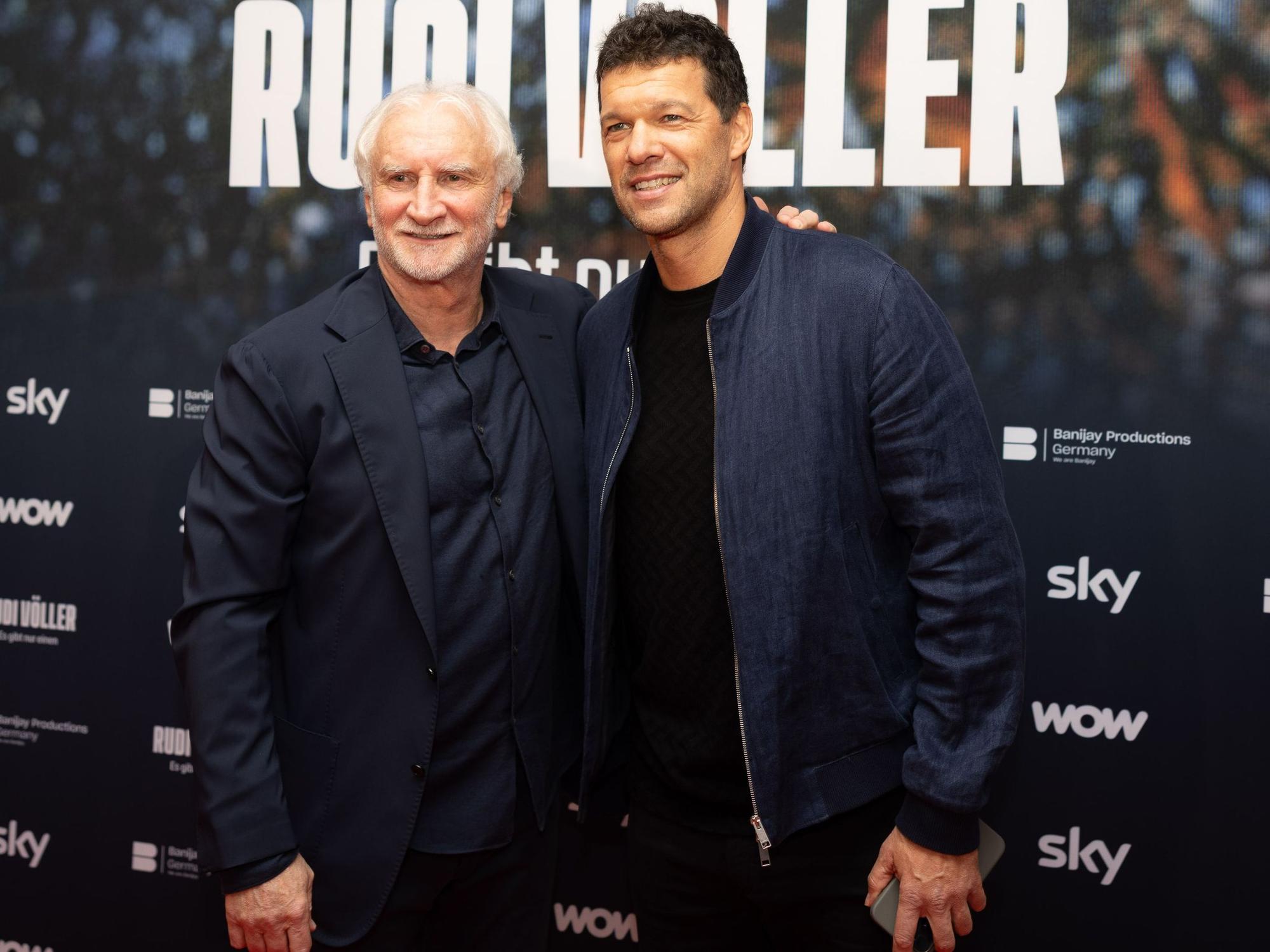 Rudi Völler umarmt Michael Ballack.