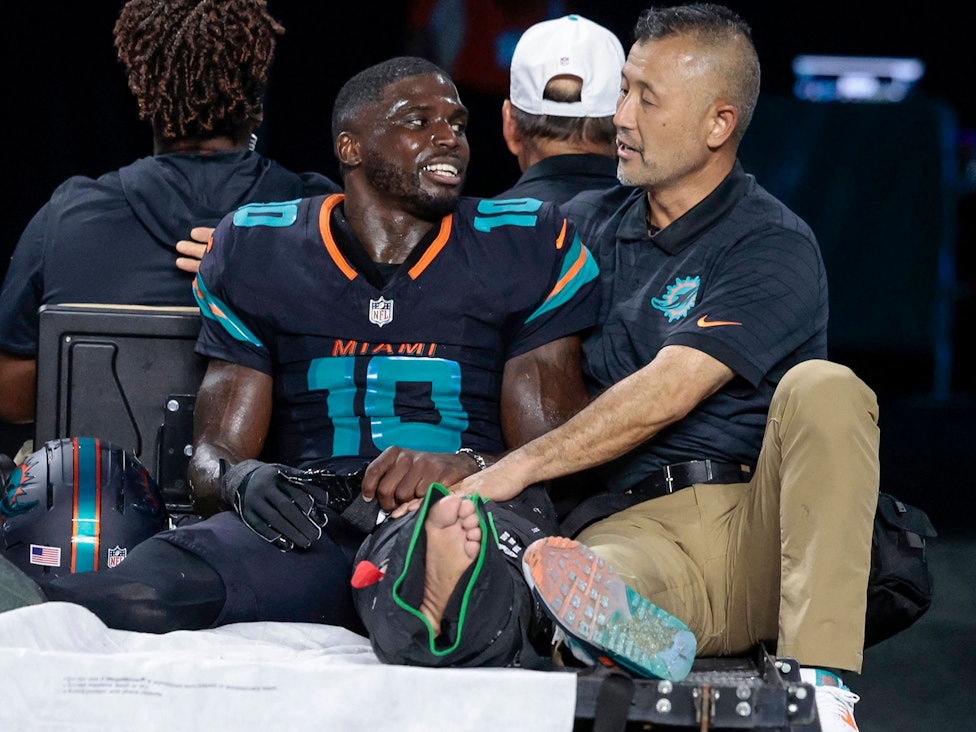 Tyreek Hill wird auf einem Golfkart aus dem Stadion gefahren.