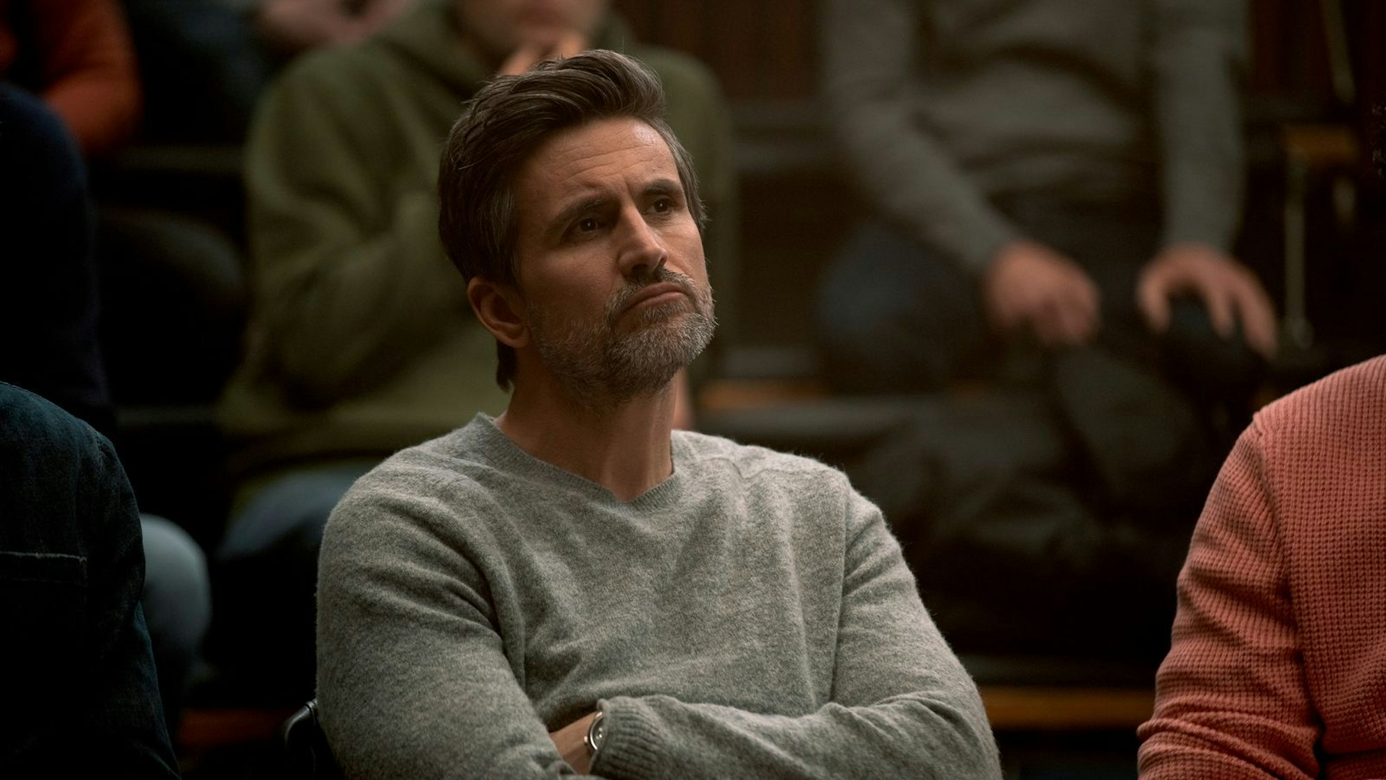 Macho Ulf (Tom Beck) hat sichtlich daran zu knabbern, seinen Job zugunsten einer jungen, aufstrebenden Journalistin verloren zu haben. (Bild: 2025 Netflix)