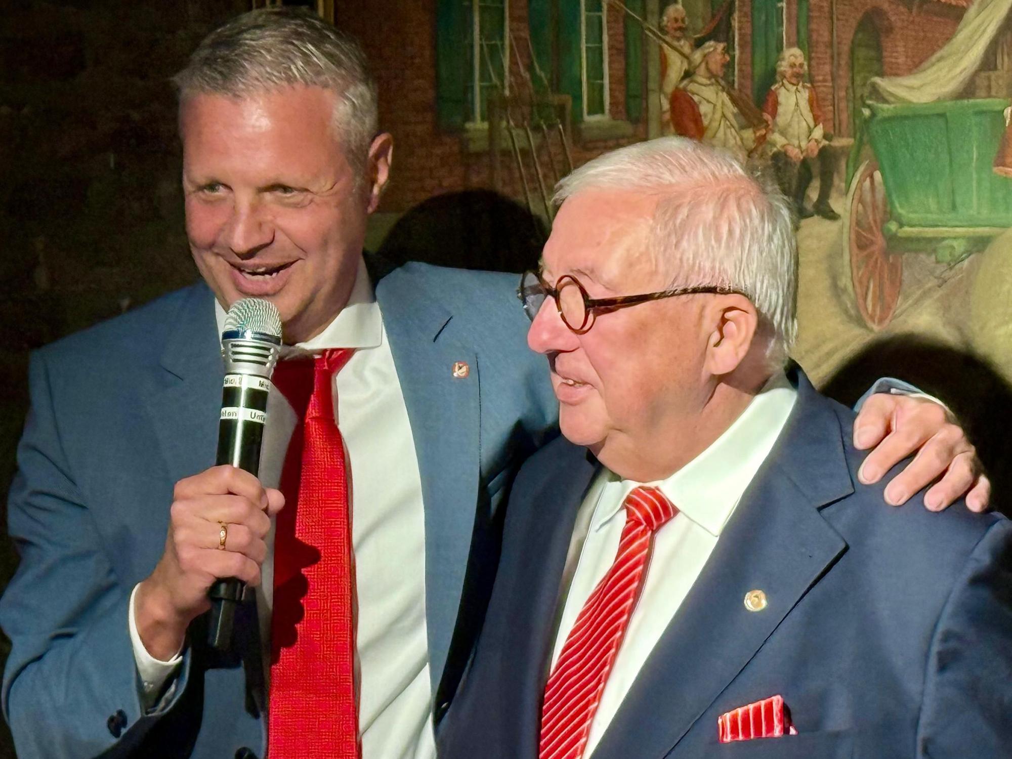 Andreas Türler umarmt Hans Willy Fahnenbruck.
