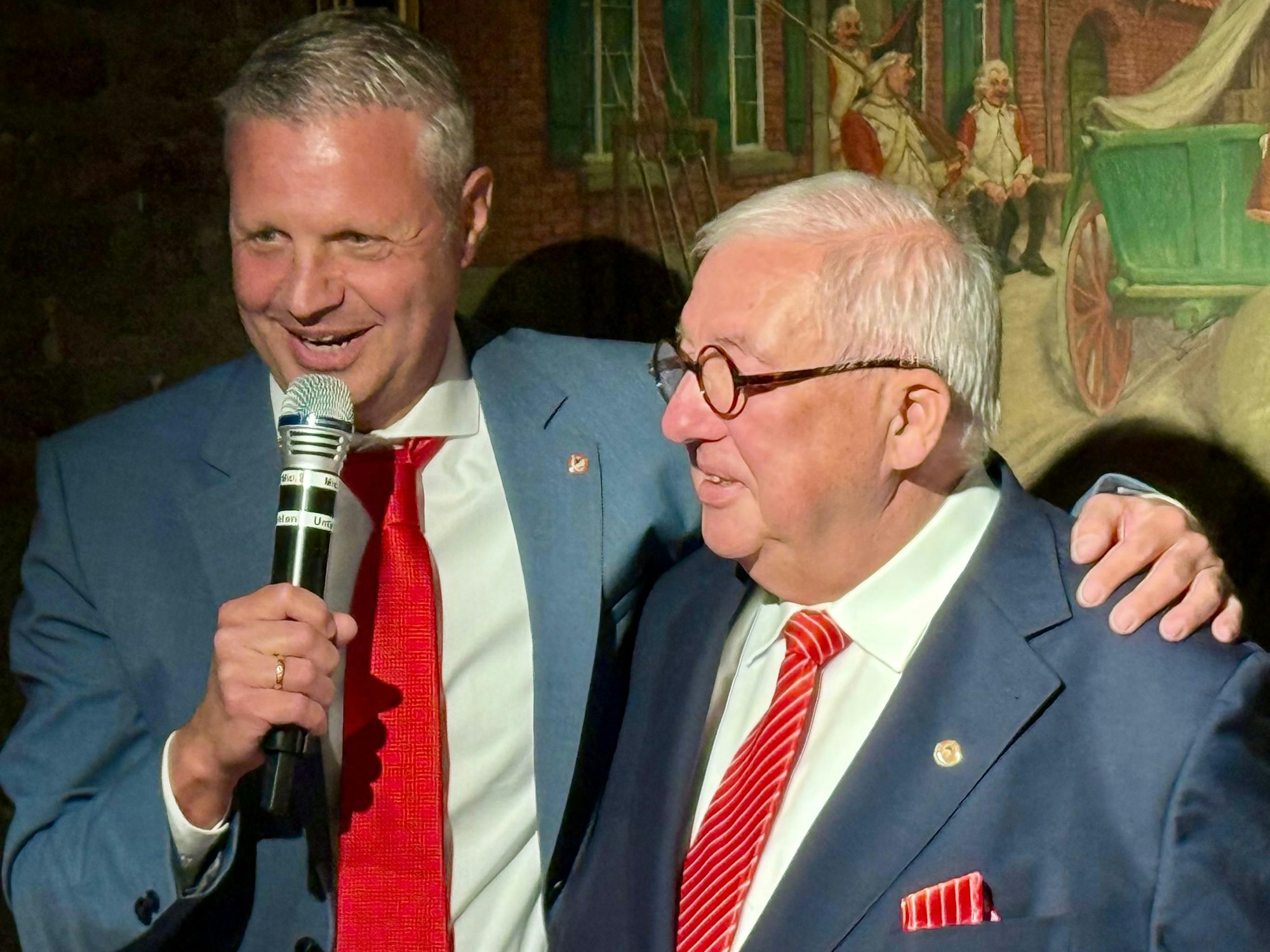 Andreas Türler umarmt Hans Willy Fahnenbruck.