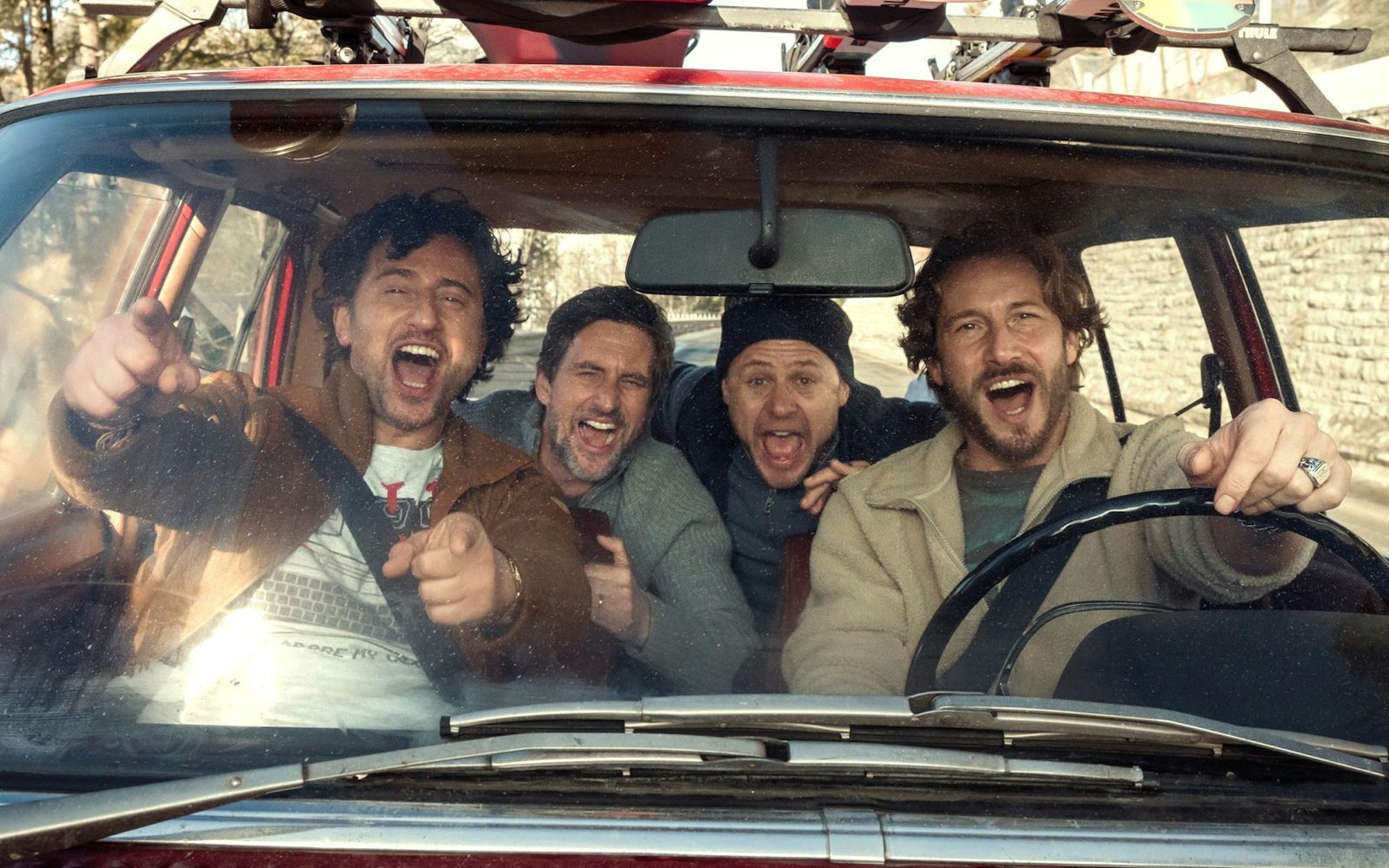 Im Mittelpunkt der Netflix-Comedy „Alphamännchen“ steht die chaotische Männertruppe um Cem (Serkan Kaya, von links), Ulf (Tom Beck), Andi (Moritz Führmann) und Erik (David Rott). (Bild: Netflix / Stephan Rabold)