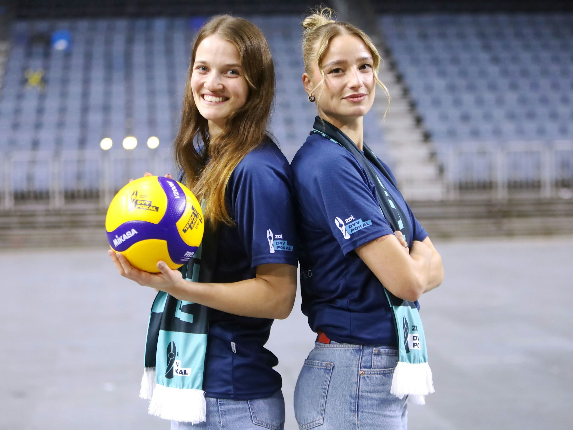 Die Volleyballerinnen Corina Glaab und Elena Kömmling stehen Rücken an Rücken in der Lanxess-Arena.