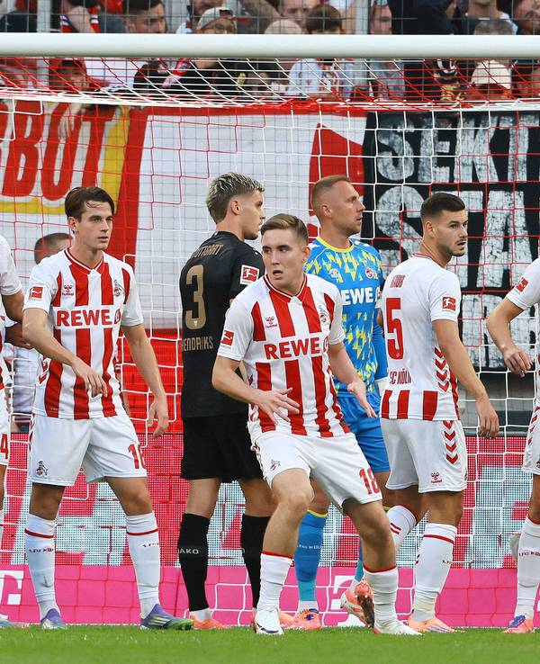 Die FC-Abwehr um Keeper Marvin Schwäbe erwartet eine Ecke des VfB Stuttgart.