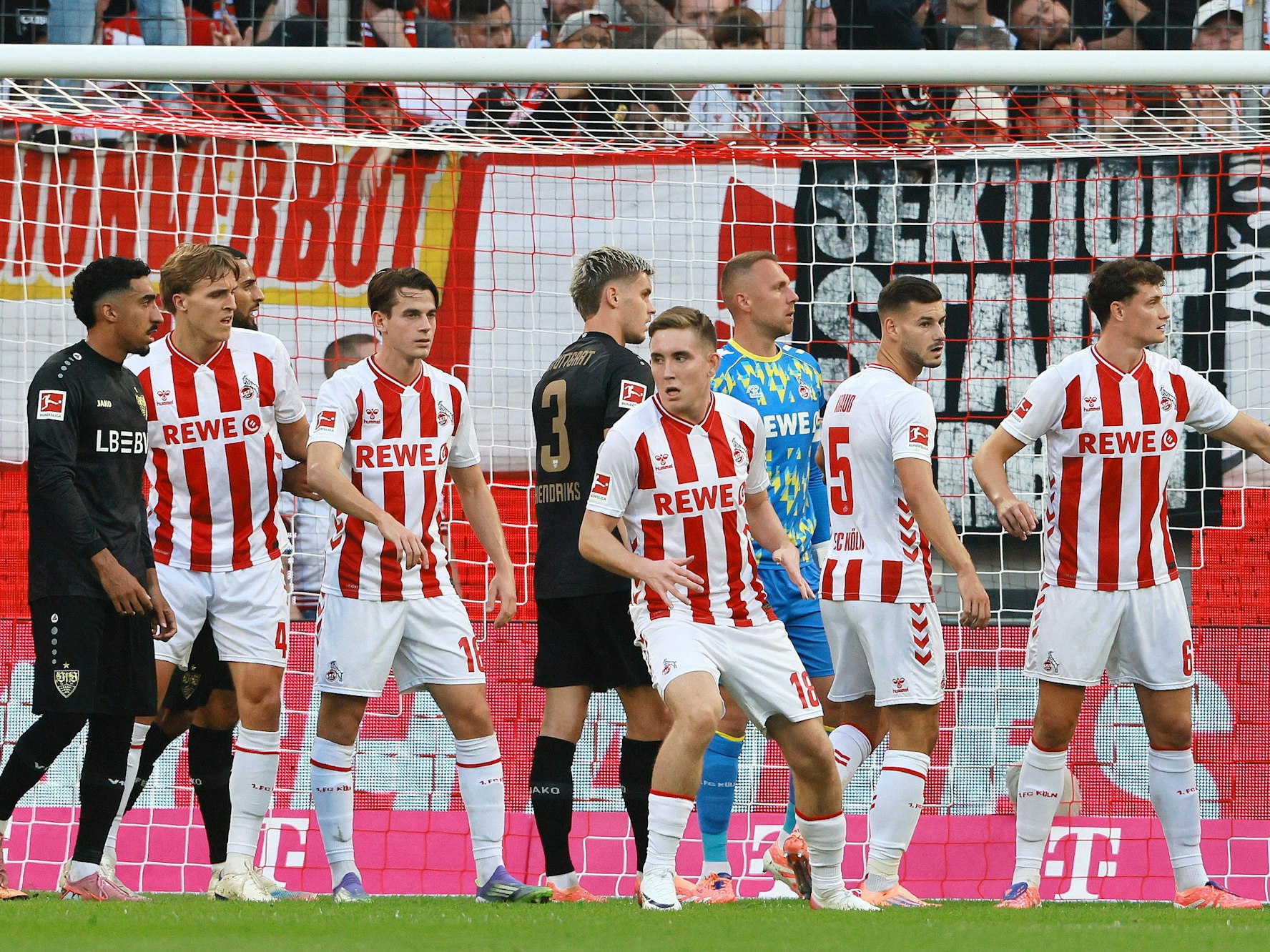 Die FC-Abwehr um Keeper Marvin Schwäbe erwartet eine Ecke des VfB Stuttgart.