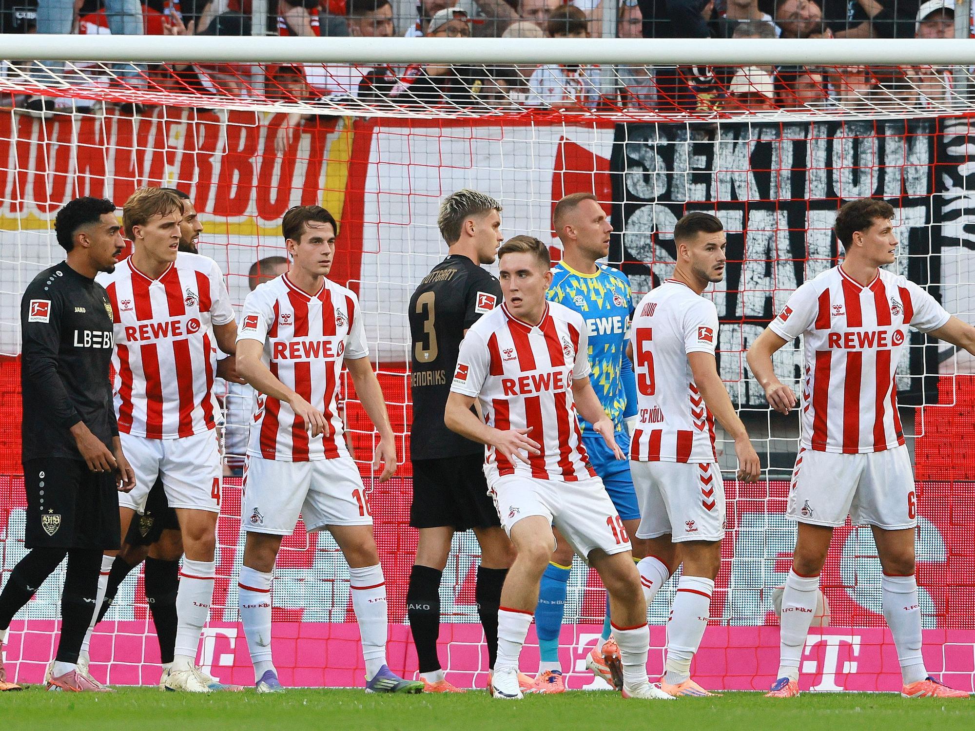 Die FC-Abwehr um Keeper Marvin Schwäbe erwartet eine Ecke des VfB Stuttgart.