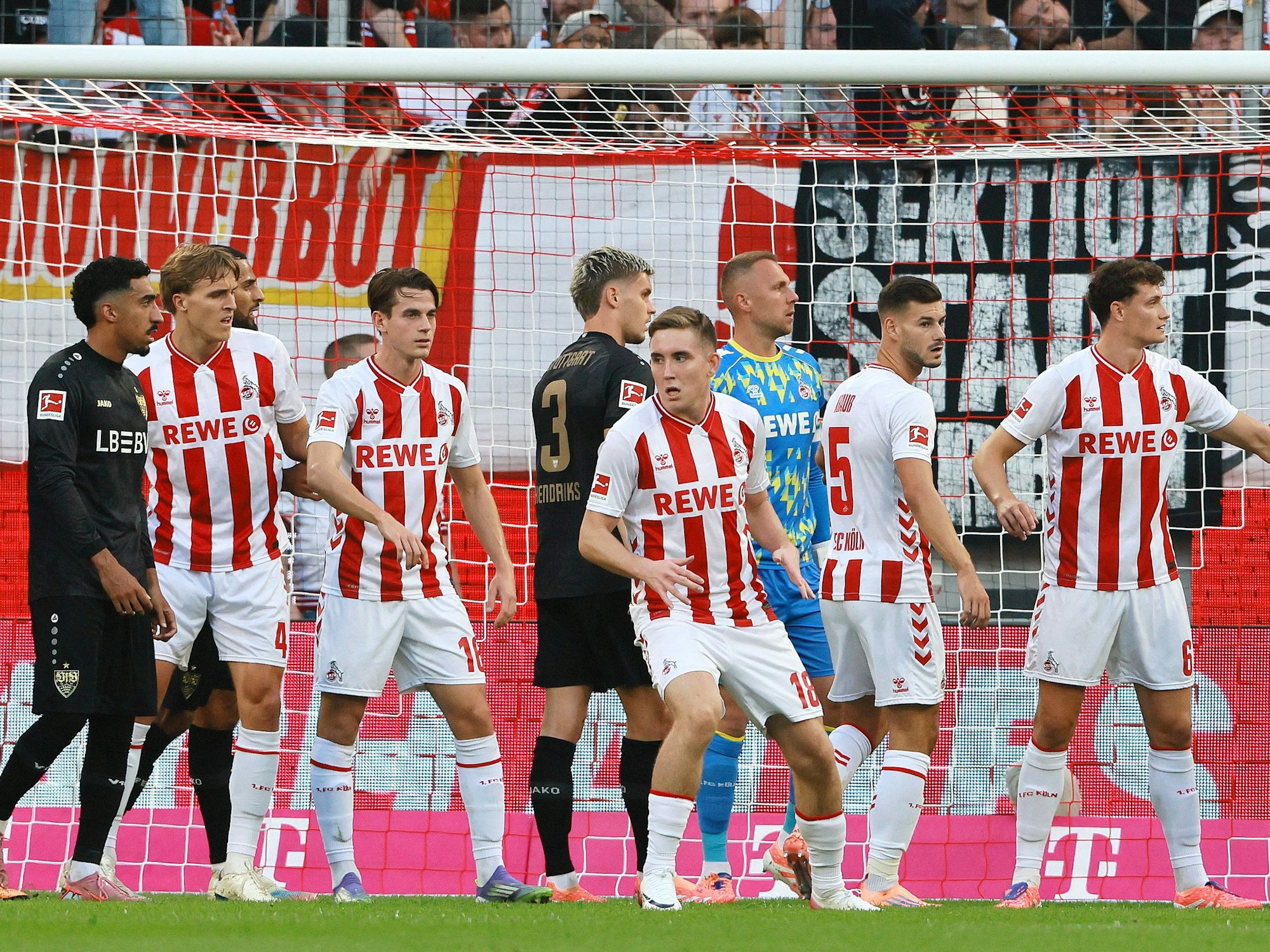 Die FC-Abwehr um Keeper Marvin Schwäbe erwartet eine Ecke des VfB Stuttgart.
