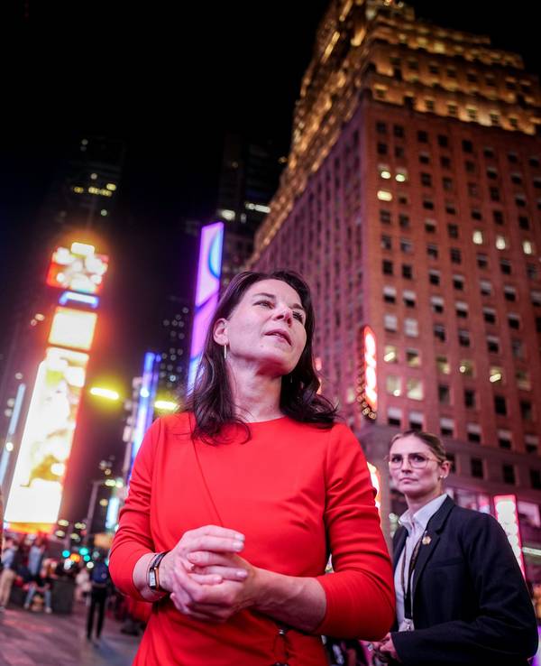 Annalena Baerbock am New Yorker Times Square.