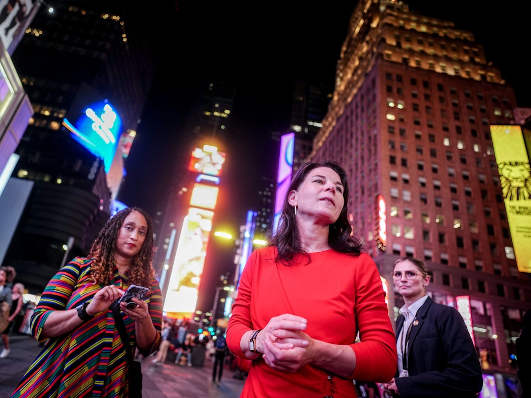 Annalena Baerbock am New Yorker Times Square.