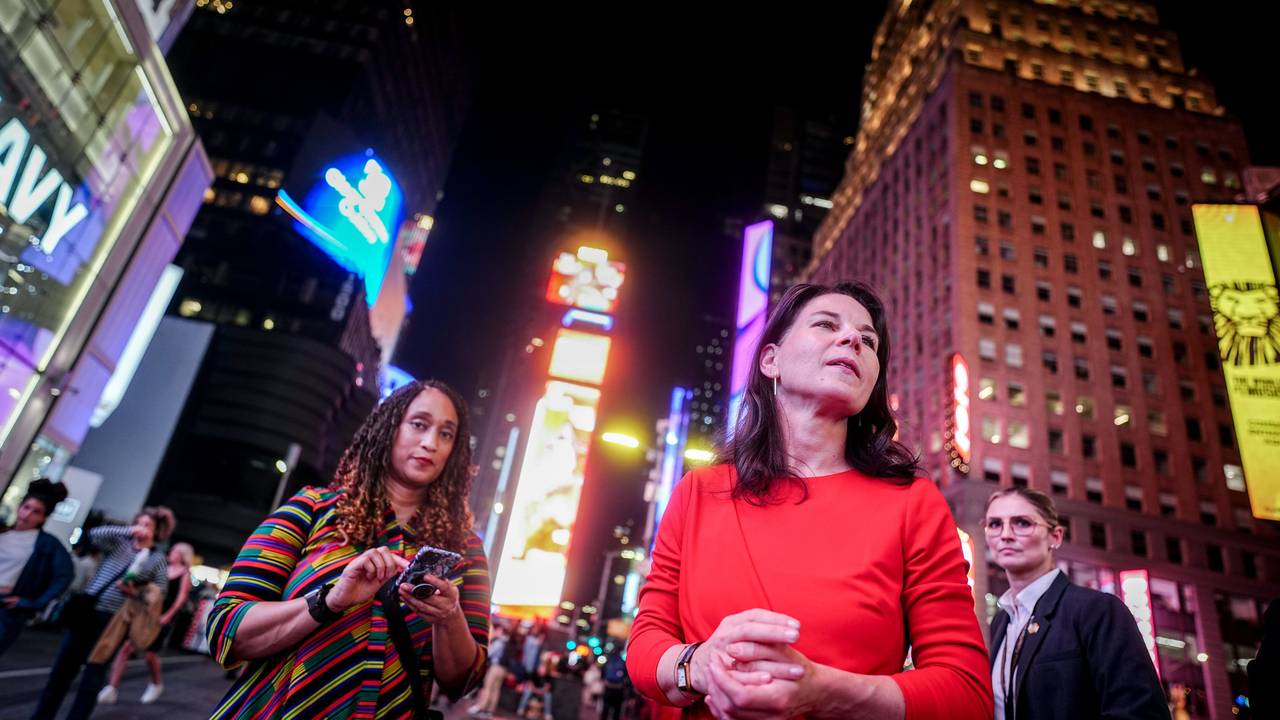 Annalena Baerbock am New Yorker Times Square.