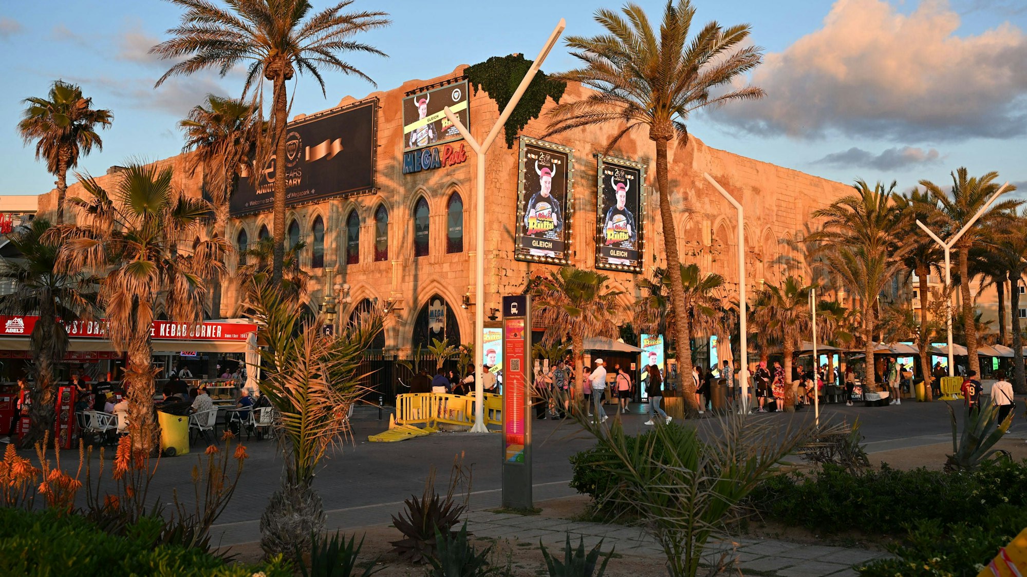 Der Megapark von außen bei Sonnenuntergang.