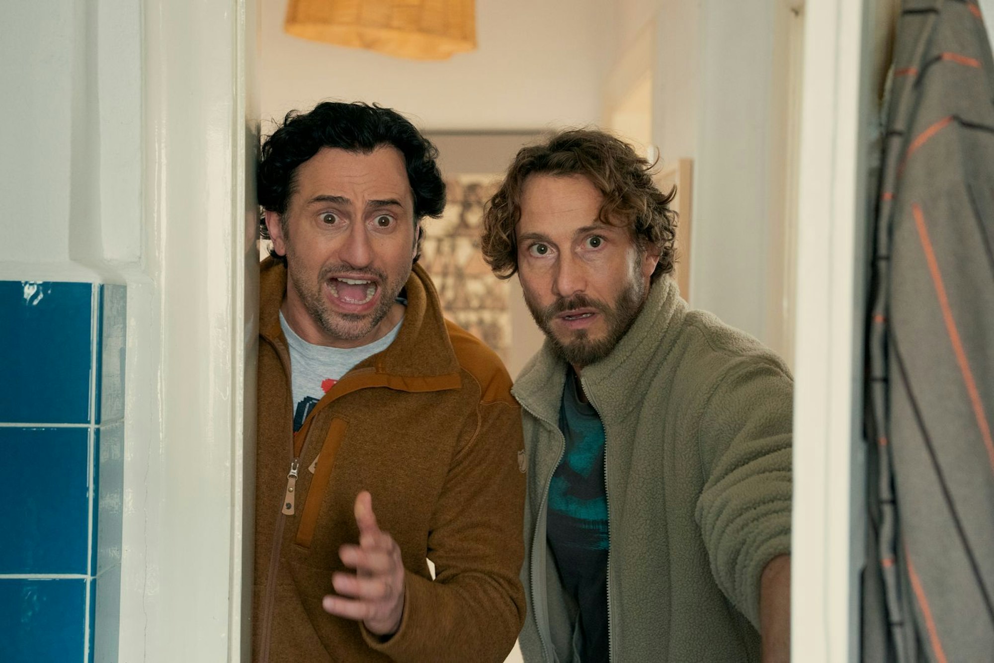 Mitbewohner wider Willen: Erik (David Rott, links) zieht übergangsweise bei Cem (Serkan Kaya) ein. (Bild: Netflix / Stephan Rabold)