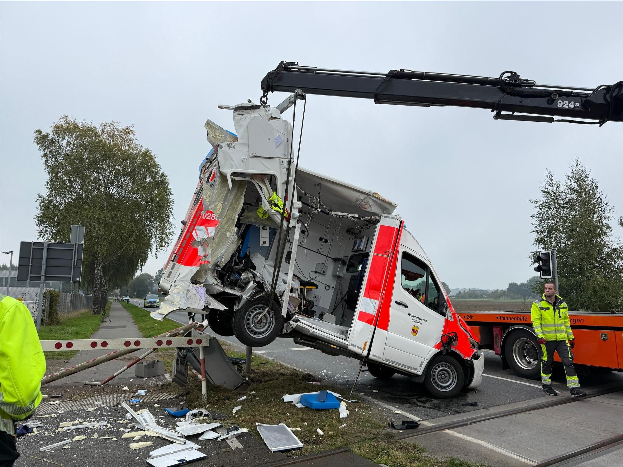 Der Rettungswagen wird durch einen Kran geborgen.