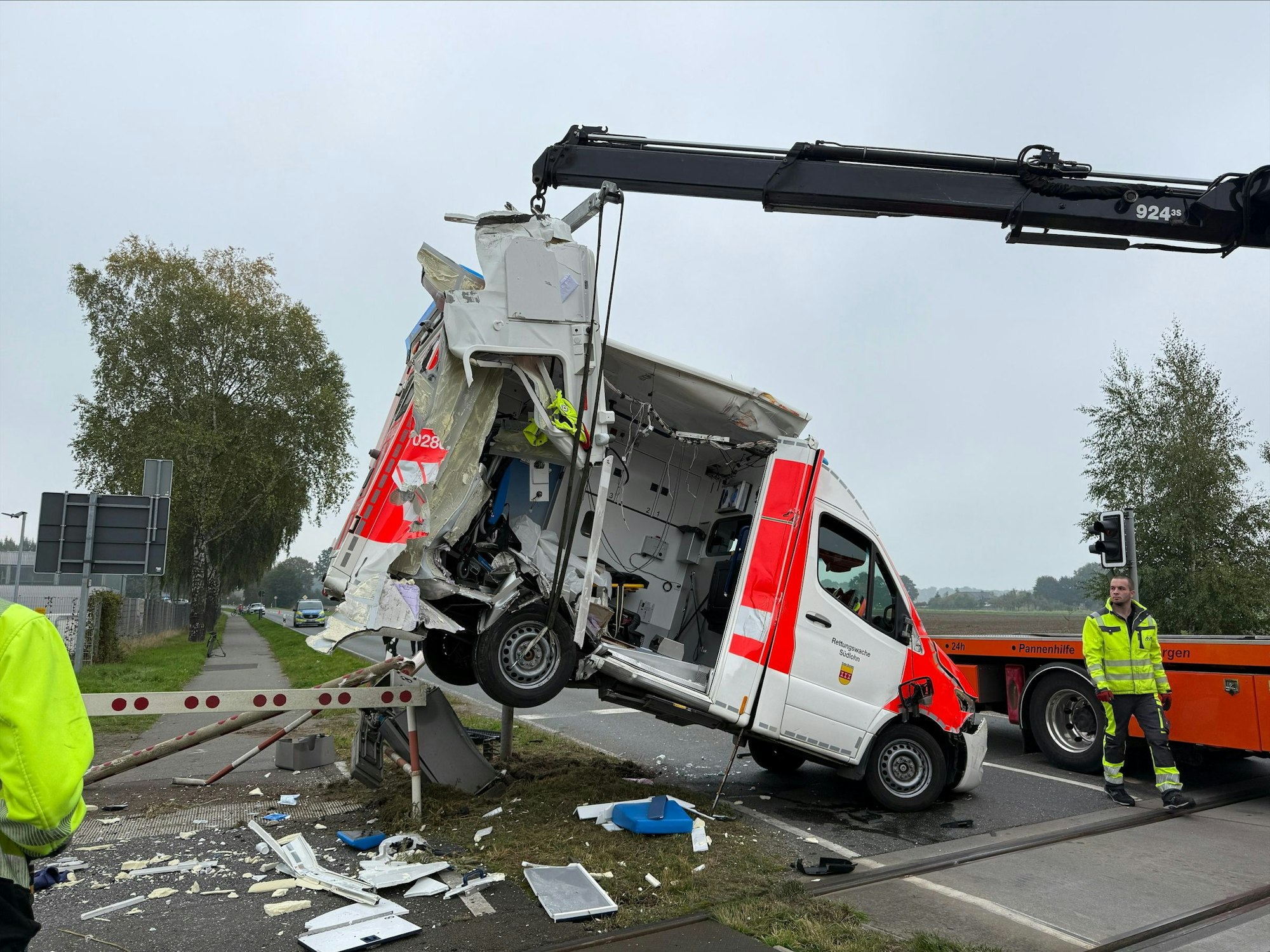 Der Rettungswagen wird durch einen Kran geborgen.