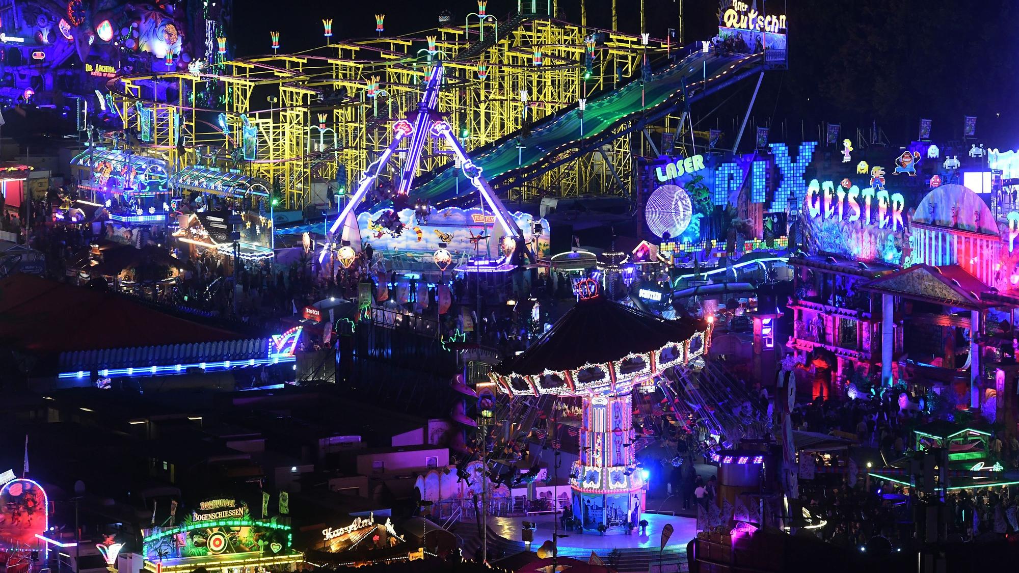 Blick auf Fahrgeschäfte auf dem Münchner Oktoberfest.