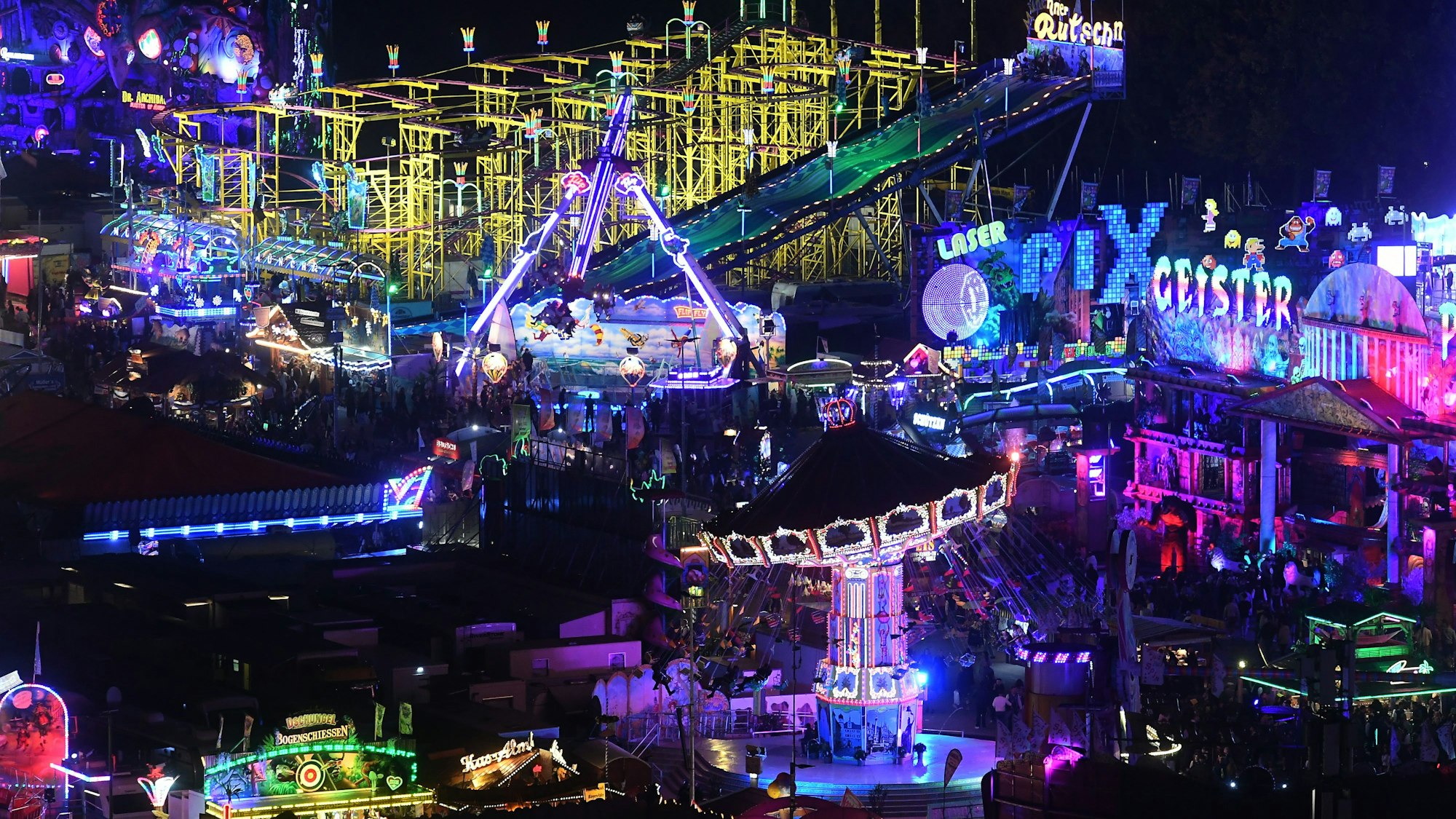 Blick auf Fahrgeschäfte auf dem Münchner Oktoberfest.