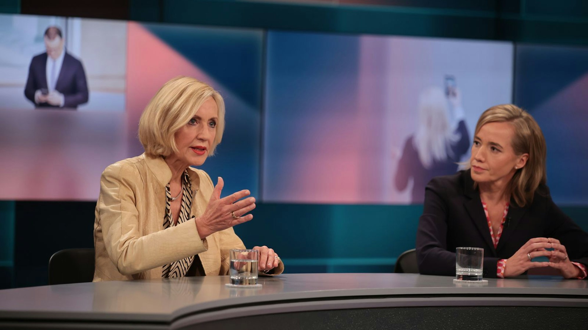 „Plattformen müssen zur Verantwortung gezogen werden für ihre Inhalte“, fand Journalistin Petra Gerster (links). (Bild: WDR/Dirk Borm)