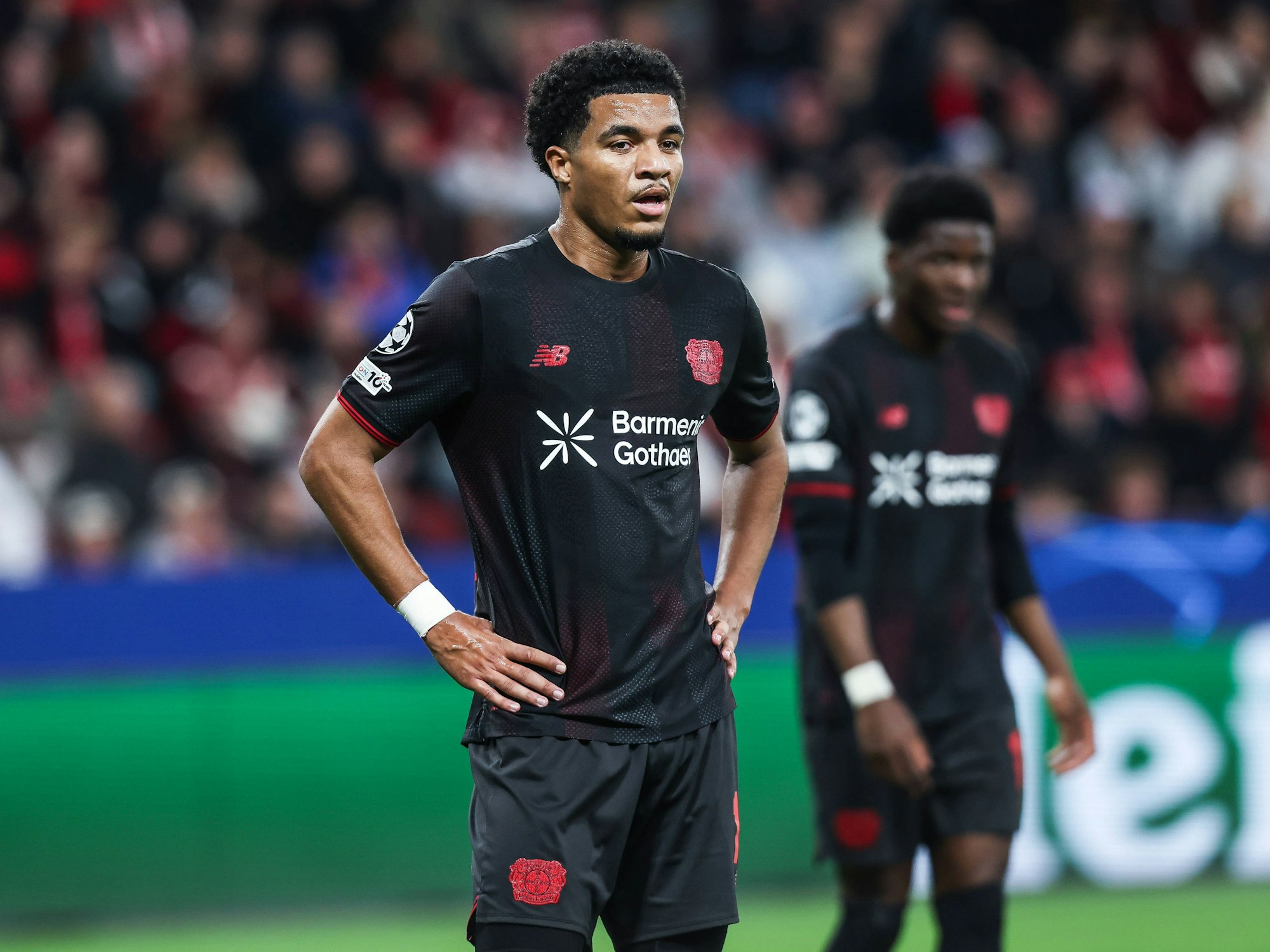 Malik Tillman hat die Hände in der Hüfte und guckt bedient.