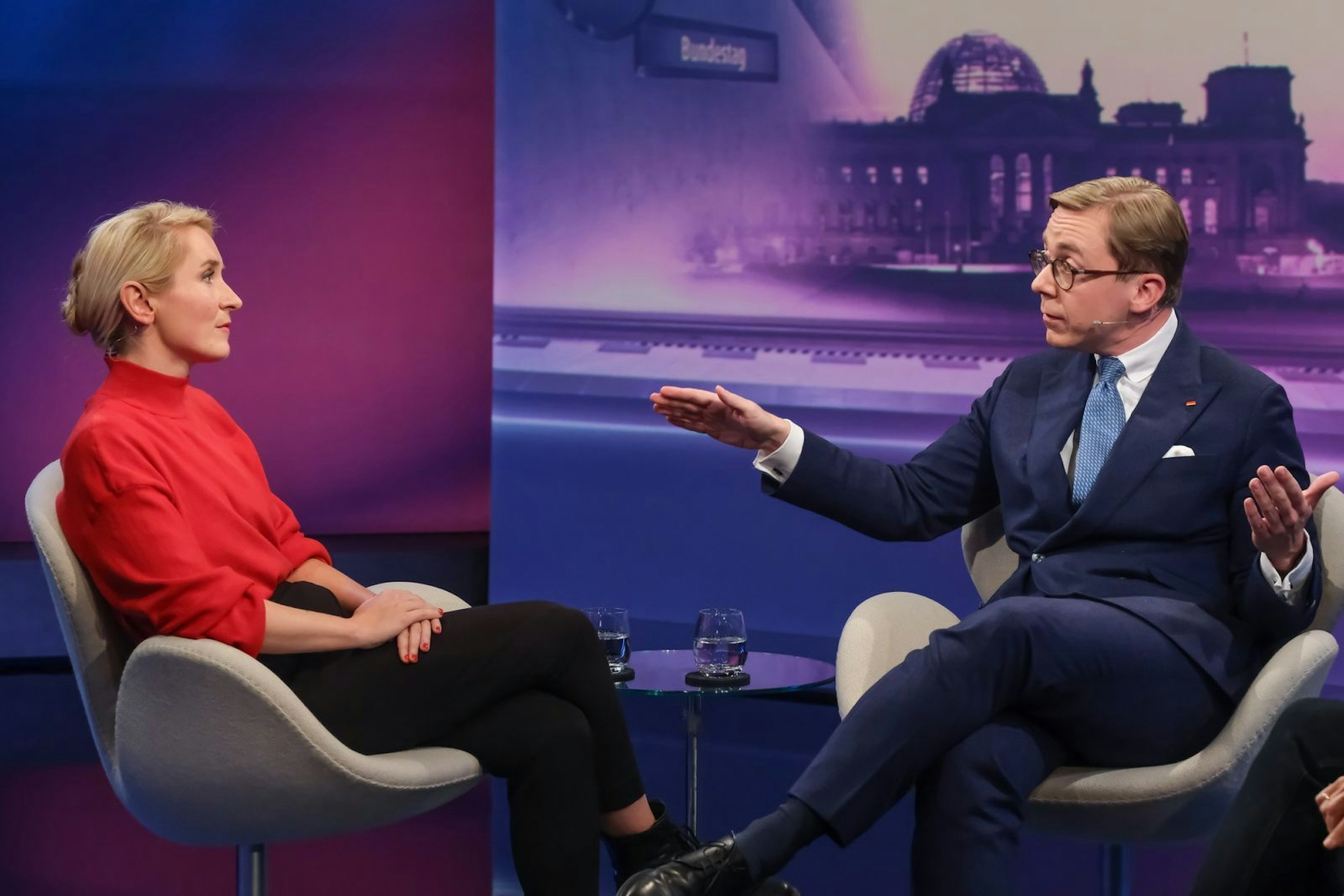 Bei den Themen Vemörgens- und Erbschaftssteuer gerieten Ines Schwerdtner (Die Linke) und Philipp Amthor (CDU) aneinander. (Bild: WDR/ Oliver Ziebe)