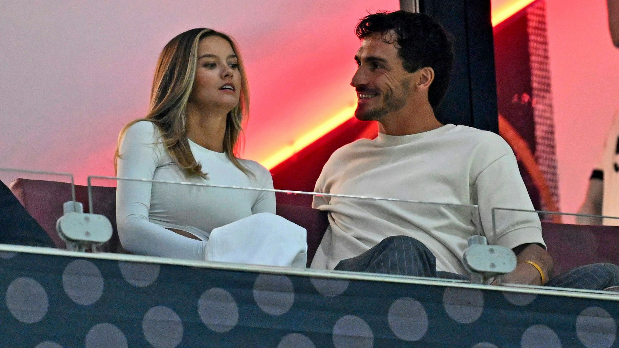 Mats Hummels mit seiner Freundin Nicola Cavanis beim Länderspiel.