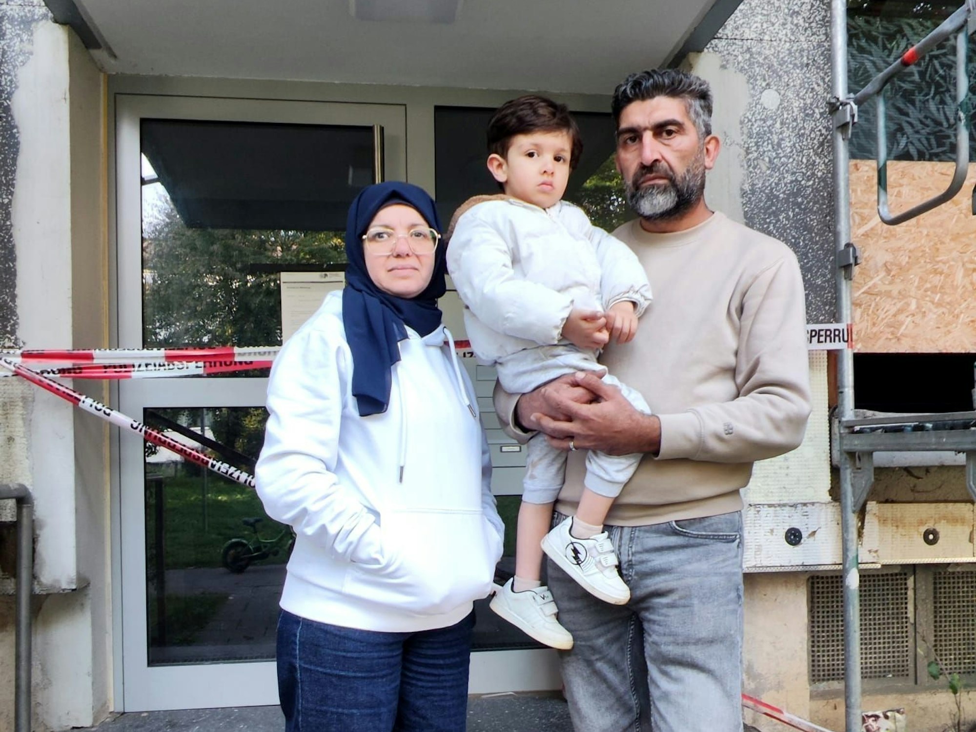 Auch die Familie Hamid-Mahmoud musste das Wohnhaus in Köln-Flittard verlassen. Der Eingang wurde von der Polizei verriegelt.