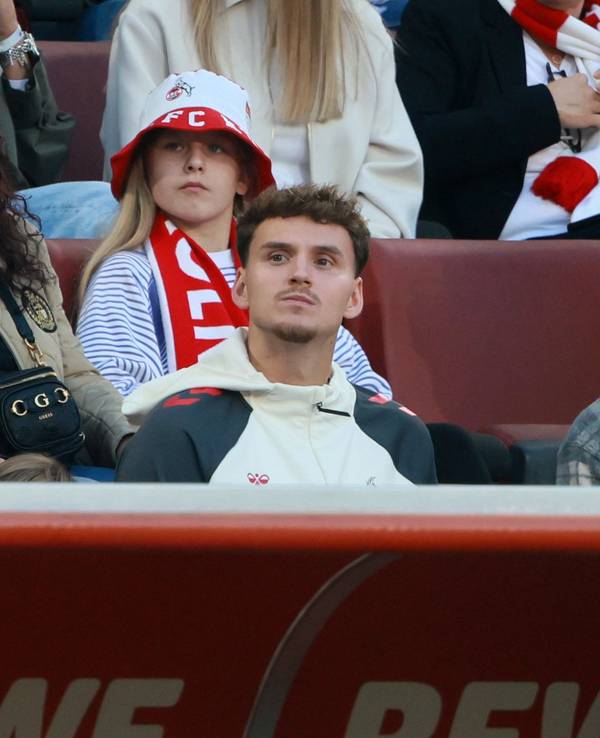 Marius Bülter und Rav van den Berg auf der Tribüne.