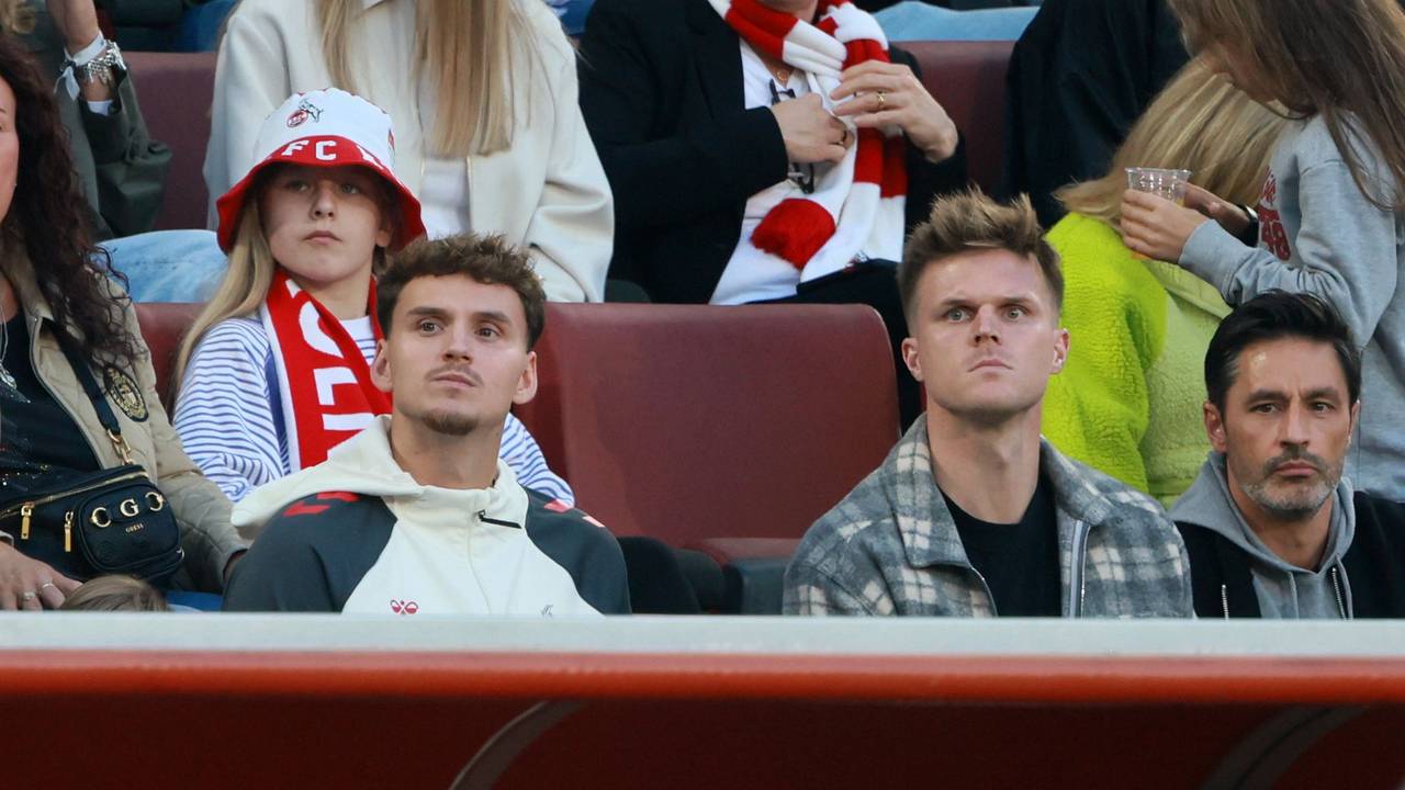 Marius Bülter und Rav van den Berg auf der Tribüne.