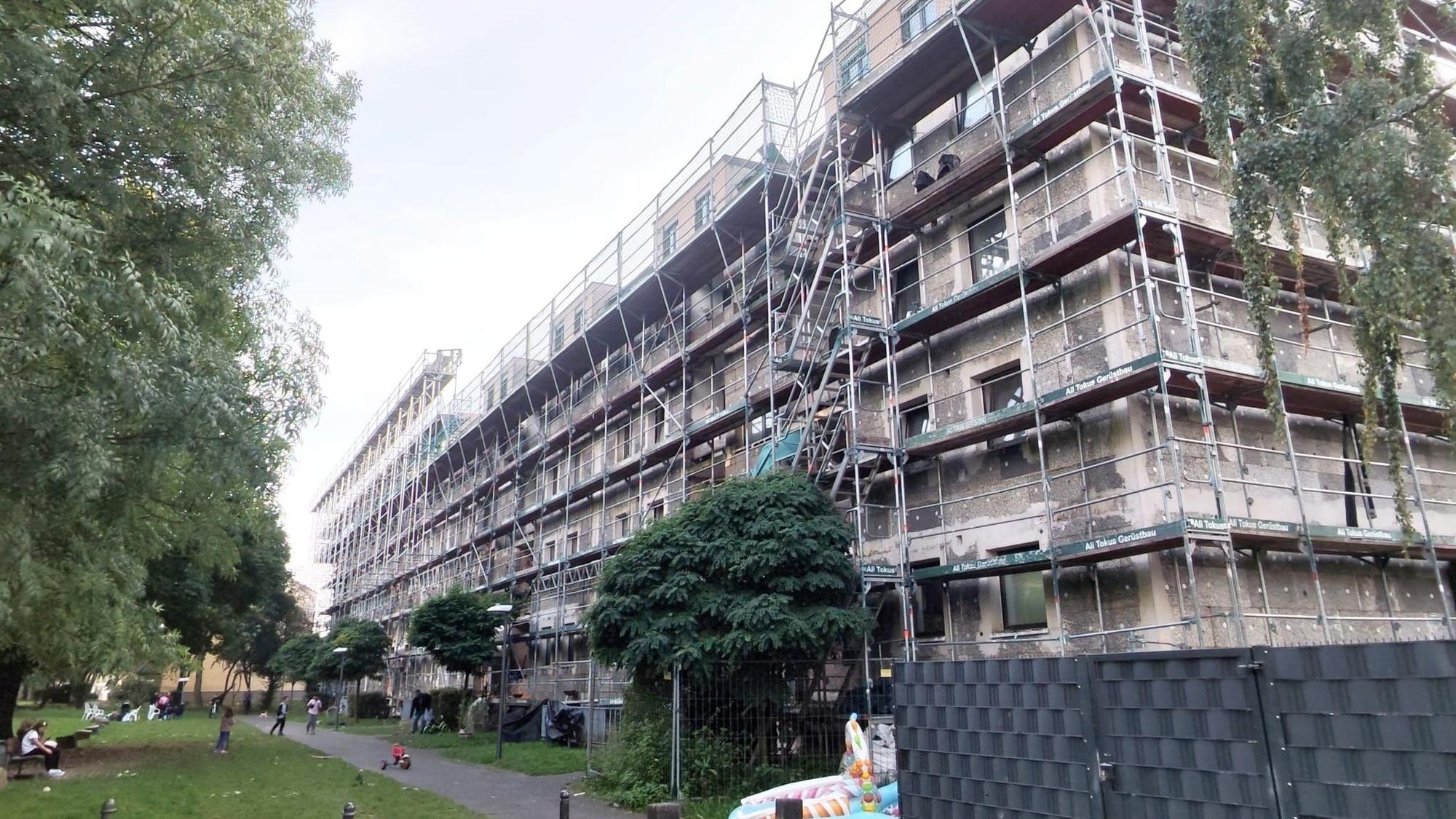 Der Wohnkomplex in Köln-Flittard schimmelt und gammelt vor sich hin.